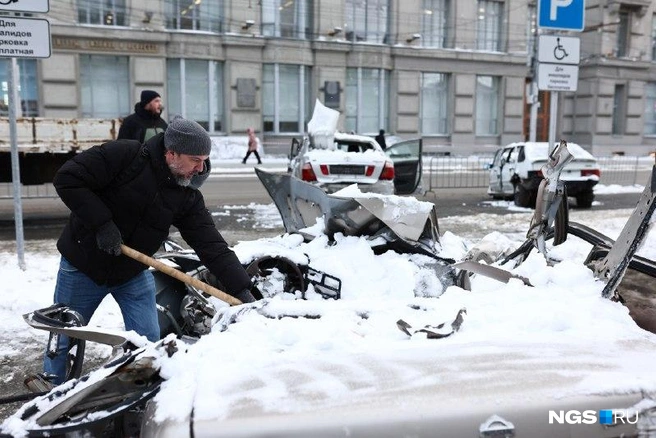 Автомобили очищают от снега перед началом акции | Источник: Александр Ощепков / NGS.RU