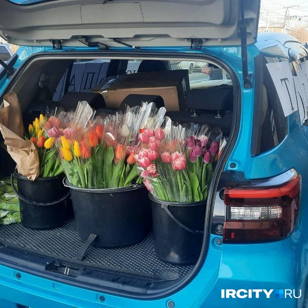 Цветами торгуют около 15 разных продавцов | Источник: Виктор Лучкин / «ИрСити»