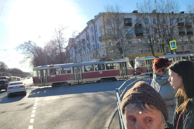 Трамваи Екатеринбурга перестали ходить на ЖБИ из-за машин