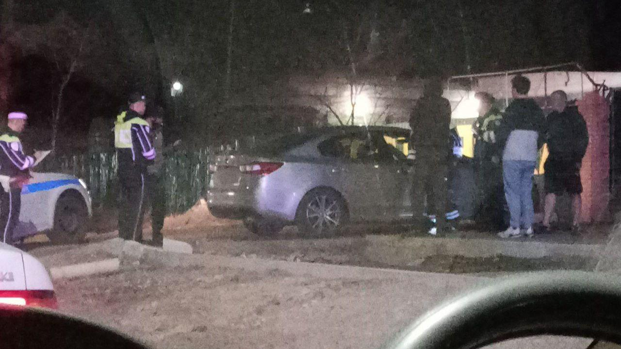 Водитель в Чите пытался уехать от ДПС на машине, но получилось только убежать