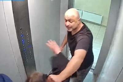 Нападение на подростков в лифте в Новосибирске попало на видео
