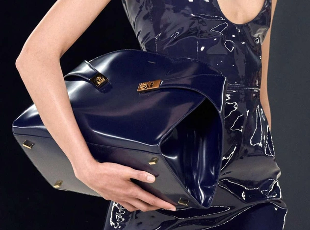 Hug Bag: идеальная сумка от Ferragamo на зиму