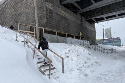 В Новосибирске под Димитровским мостом смонтировали временные конструкции