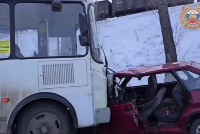 Лобовое столкновение автобуса и легковушки в Тулуне: есть погибший