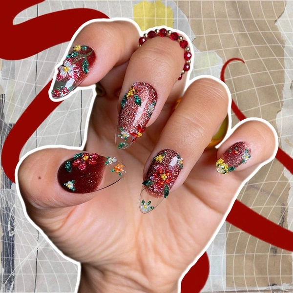 Прозрачный френч с бисером — модный и необычный маникюр на осень 2025 | Источник: theGirl