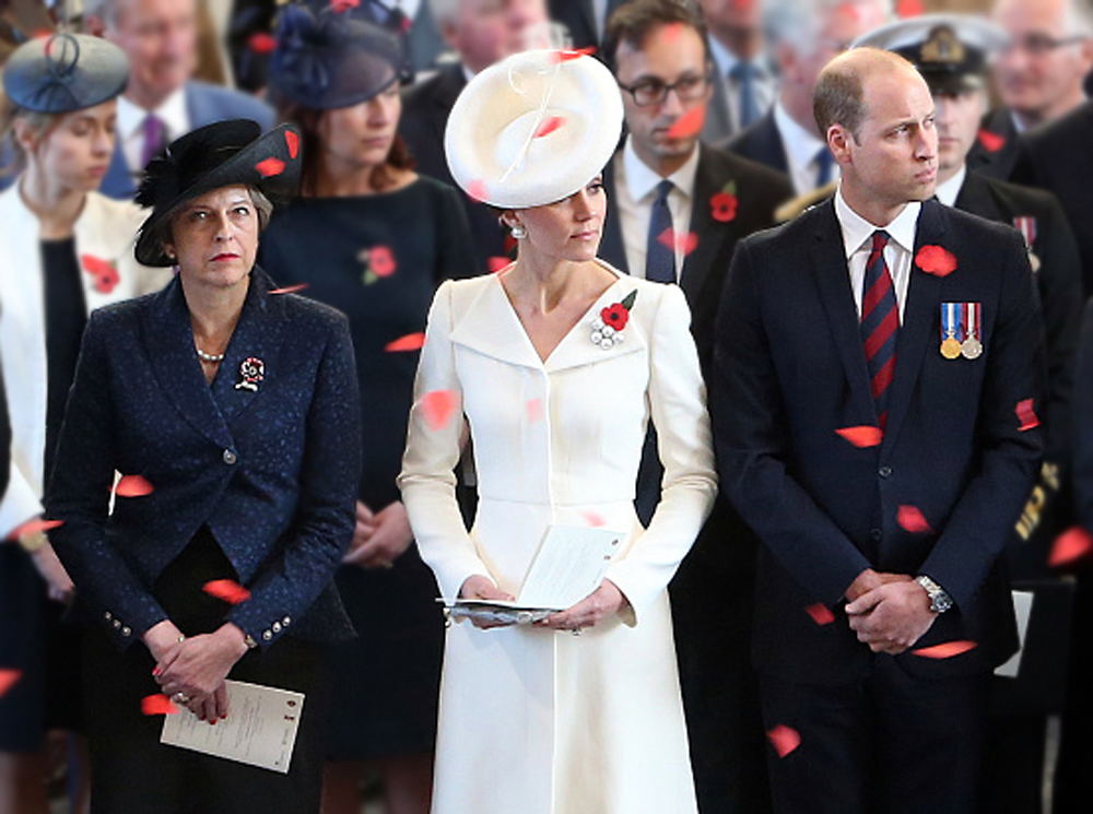 Премьер-министр Великобритании Тереза Мэй, герцогиня и герцог Кембриджские на церемонии почтения памяти по погибшим в битве при Пашендейле, Бельгия, 30 июля 2017 года | marieclaire.ru