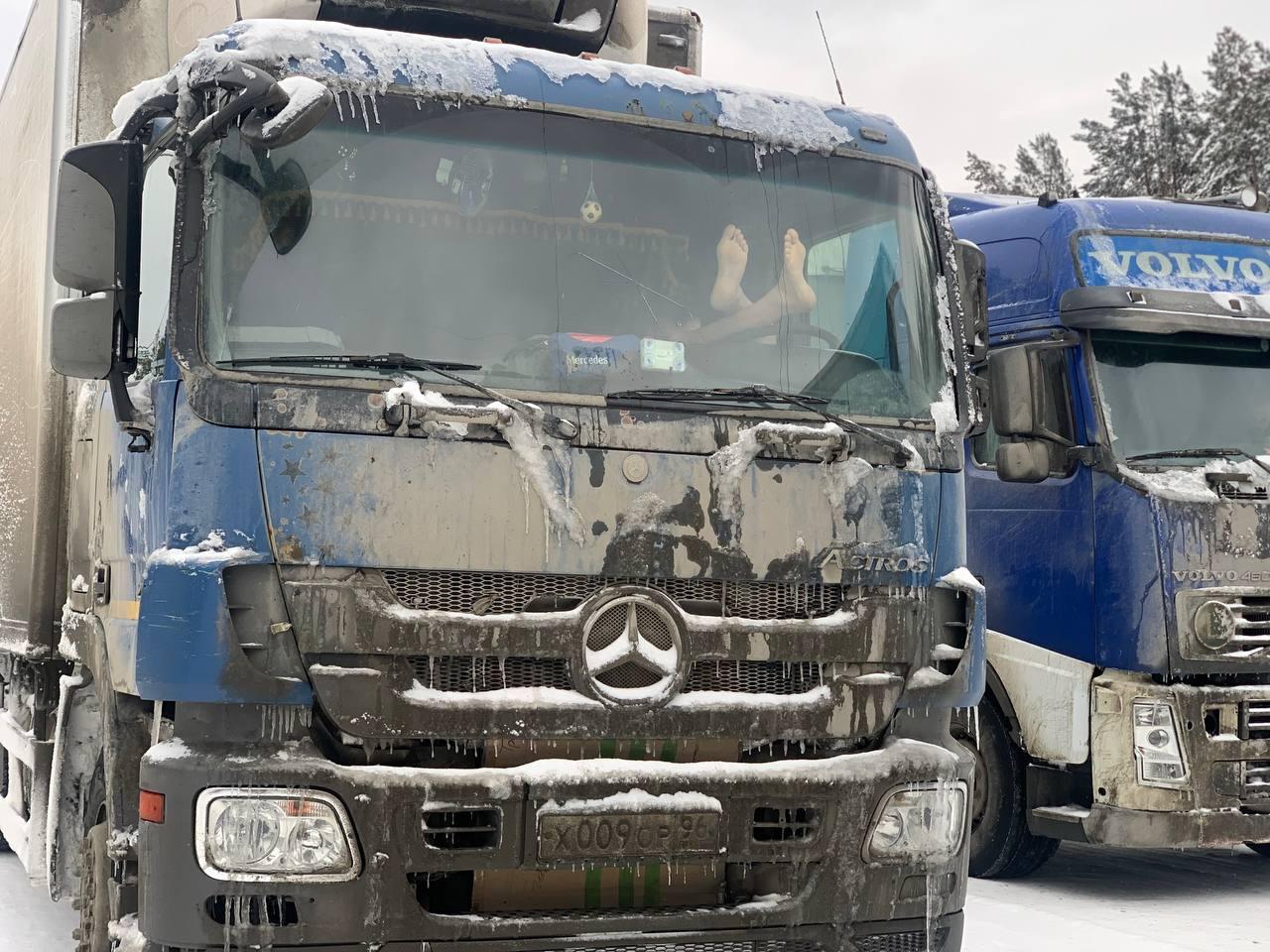 На Пермском тракте ввели ограничения для движения, что стало причиной пробки,  кто виноват в заторе, как исправляют ситуацию - 27 декабря 2023 - Е1.ру