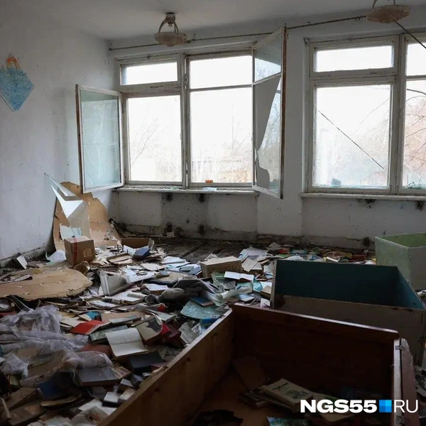 В здании школы — ни одного целого окна | Источник: Евгений Софийчук / NGS55.RU