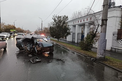 В Кургане «Лада Приора» врезалась в опору ЛЭП