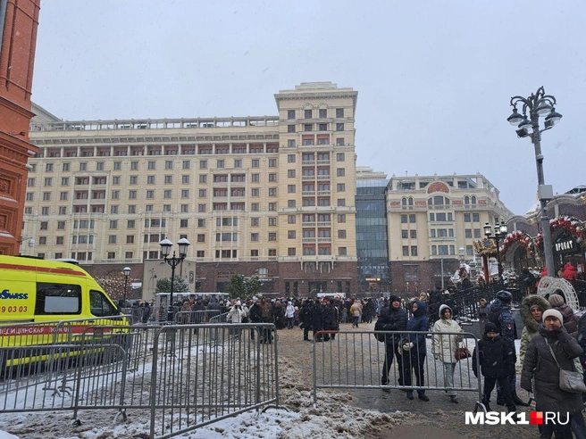 Заборы расставили возле метро в центре Москвы | Источник: Арина Майорова / MSK1.RU 