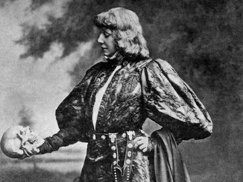 Сара Бернар в роли Гамлета с черепом Йорика в руках | Источник: wikipedia.org