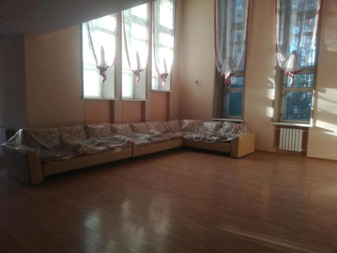 Огромный диван внутри коттеджа | Источник: krasnoyarsk.n1.ru