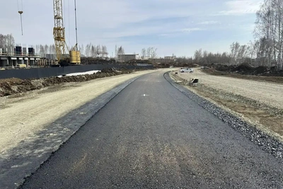 На дороге к микрорайону Клюквенный в Новосибирске начали укладывать асфальт