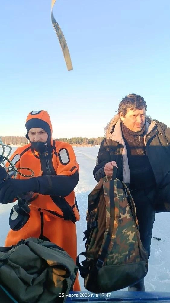 Спасать рыбаков приехали в водолазных костюмах | Источник: ГБУ ЯО «Пожарно-спасательная служба ЯО» / Vk.com