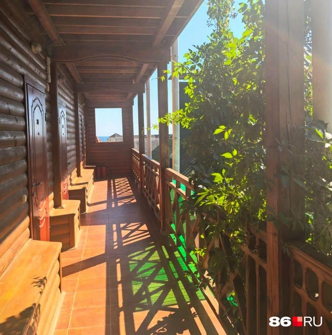 Мы с семьей забронировали сразу три номера на одном этаже с видом на море | Источник: Анастасия Шевякова / 86.RU