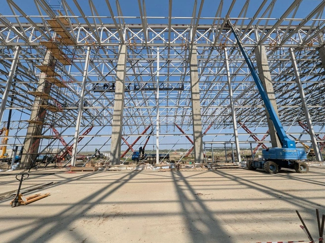 Специалисты уже приступили к остеклению | Источник: Дмитрий Лобанов