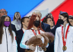 Светящаяся от счастья Валиева и Трусова с собакой. В Москве прошла церемония награждения олимпийцев