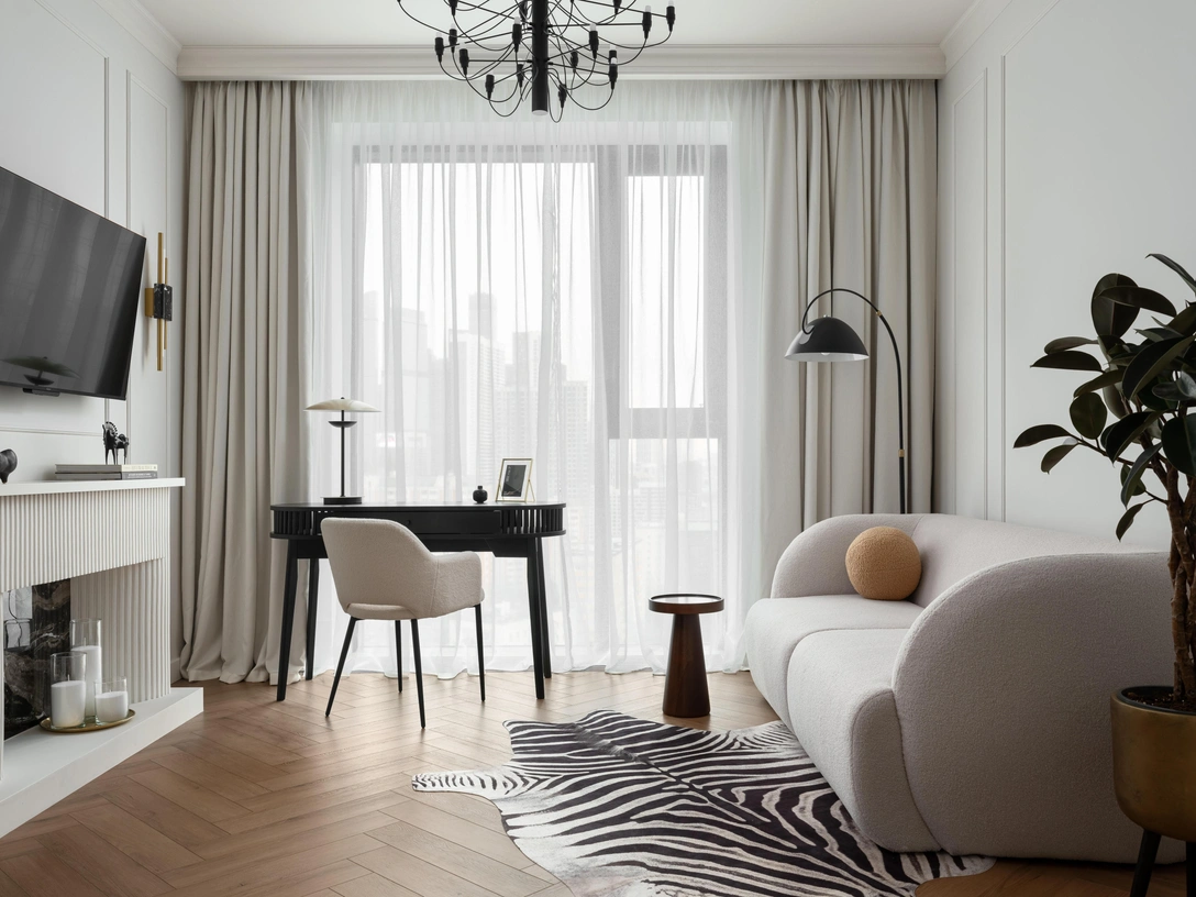 Молдинги, Perfect Plus. Потолочный плинтус, «Праймдекор». Диван, Диван-On. Журнальный столик, Диван.ру. Ковер, Barashka34. | Источник: Роман Алексеев