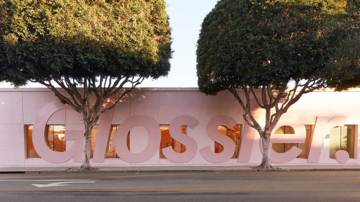 Фото №1 - Розовый бутик косметики Glossier в Лос-Анджелесе