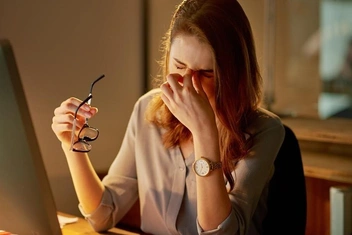 «Постоянно ощущаю пустоту и скуку — выгорание. Хочу найти новую работу, но ничего, кроме бухгалтерии, не умею»