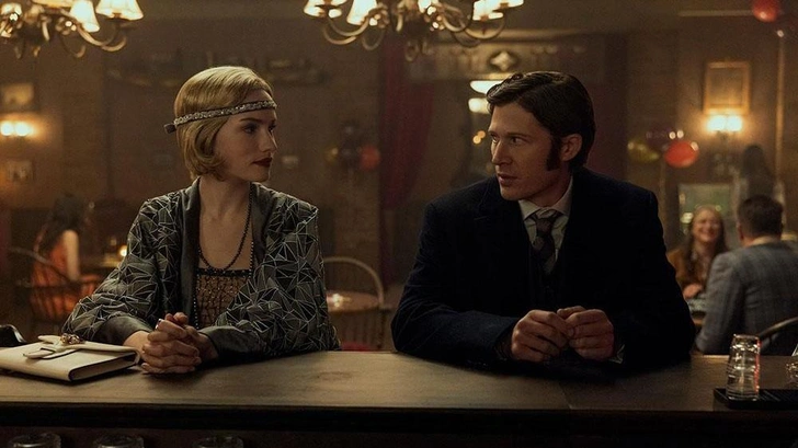 Родерик и Мадлен Ашер после ужасного преступления, на котором в дальнейшем они построили собственную империю | Источник: Кадр из сериала «Падение дома Ашеров»