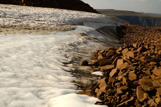 Под горами еще не сошел снег | Источник: Данил Барашков 