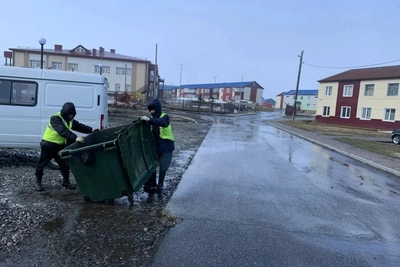 В Северо-Курильске восстановили кровли и дорожные знаки после урагана