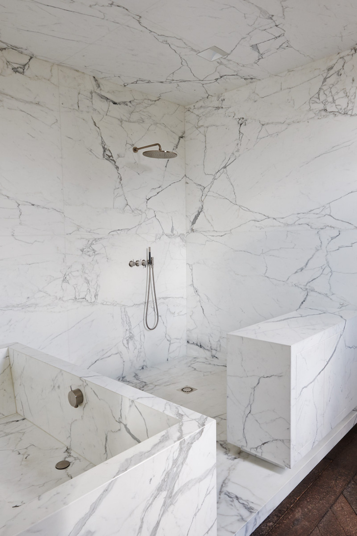 Ванная комната. Стены, пол и сама ванна выложены мрамором Calacatta di Cretola.