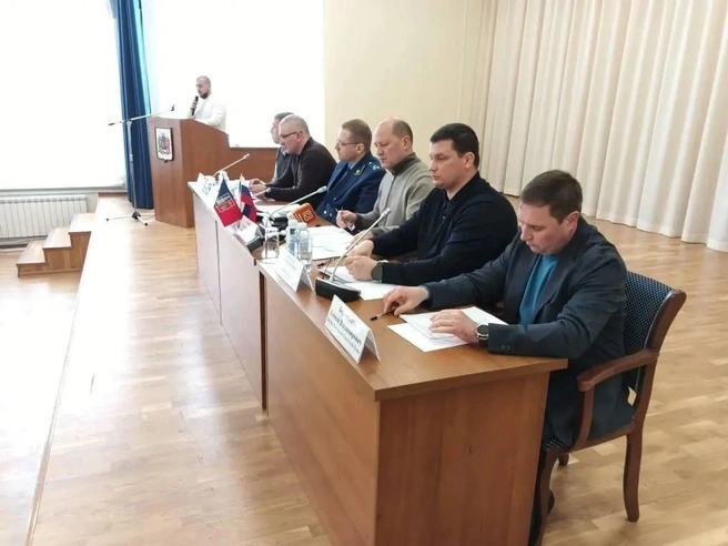Глава Ростова встретился с жителями пострадавшего дома | Источник: телеграм-канал Александра Скрябина