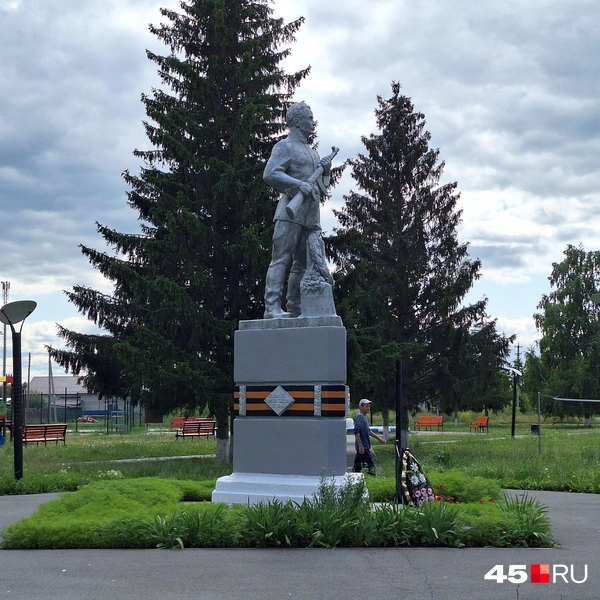 Обелиск в память о погибших в годы Великой Отечественной войны | Источник: Александр Лисихин / 45.RU