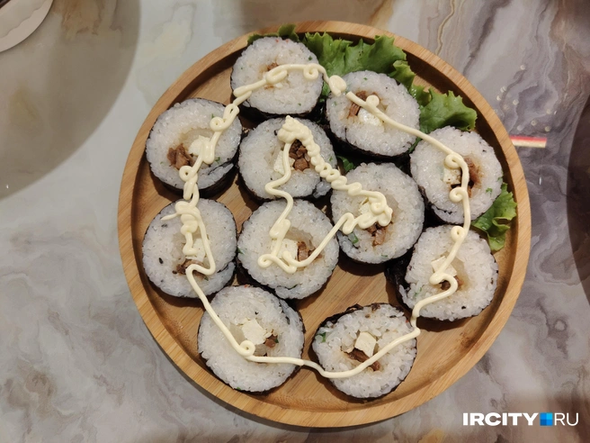 Кимпабы — дешевый и вкусный вариант для быстрого перекуса | Источник: Ксения Филимонова / «ИрСити»