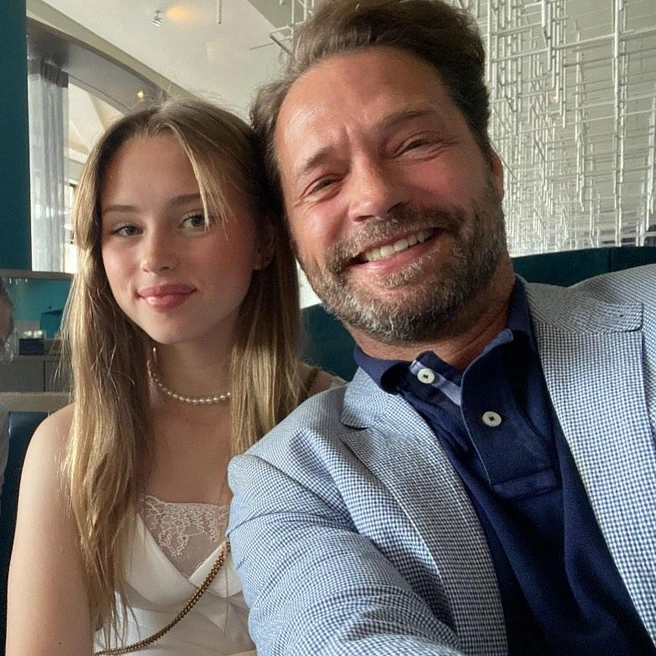 Джейсон вместе с дочерью | Источник: jason_priestley / Instagram.com (деятельность соцсети запрещена на территории РФ)