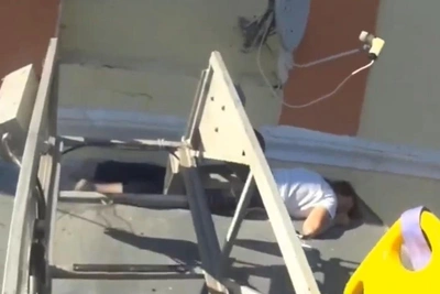 Женщина упала из окна пятого этажа в Дзержинске — видео