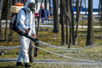 Владивосток обрабатывает парки от клещей