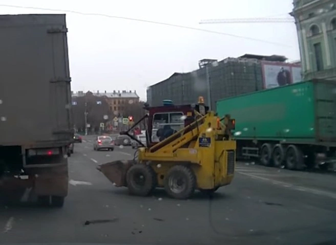 В Петербурге неуправляемый погрузчик повредил автомобили | ya62.ru