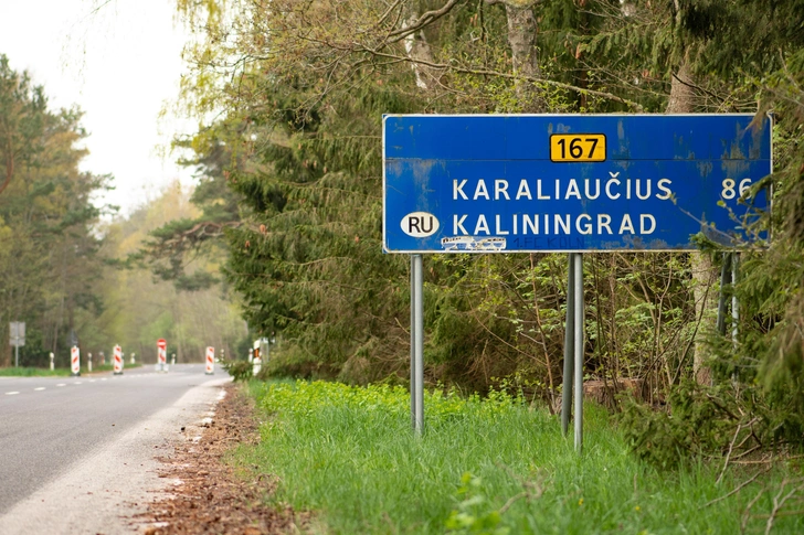 Дорожный указатель с расстоянием до Калининграда в литовском поселке Нида на Куршской косе | Источник: Michele Ursi via Shutterstock/Fotodom.ru