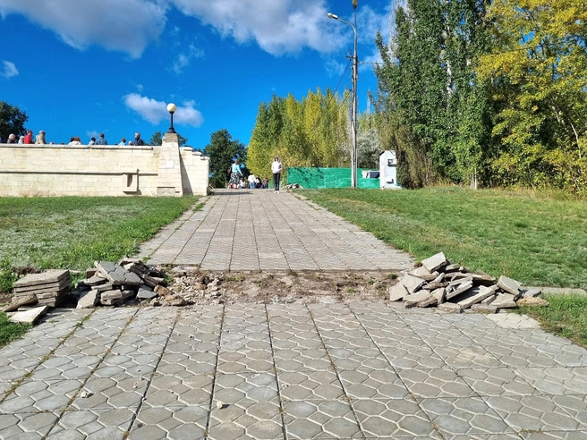 Пока подрядчик снимает старую плитку | Источник: Администрация Тольятти