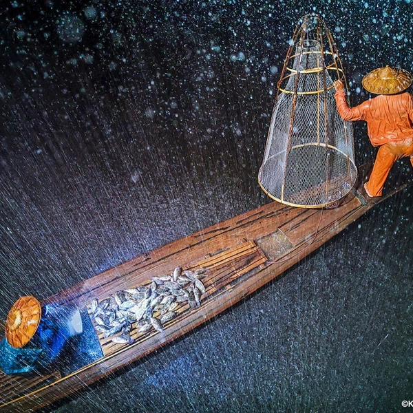 Рыбаки в Мьянме во время ливня | Источник: Kyaw Zay Yar Lin / Standard Chartered Weather Photographer of the Year 2025
