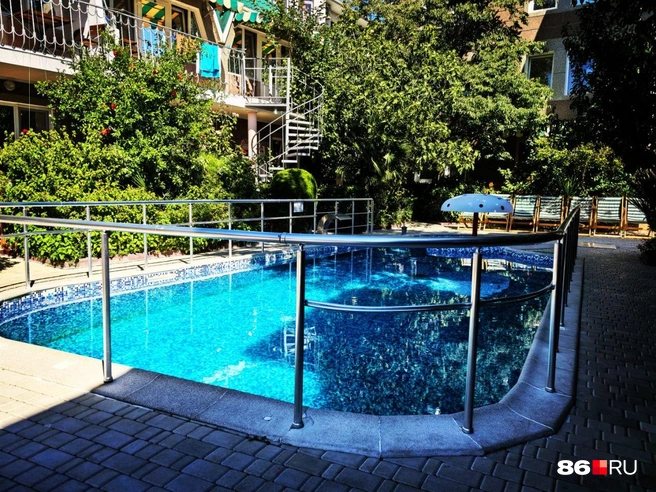 Так выглядел внутренний дворик нашей гостиницы | Источник: Анастасия Шевякова / 86.RU