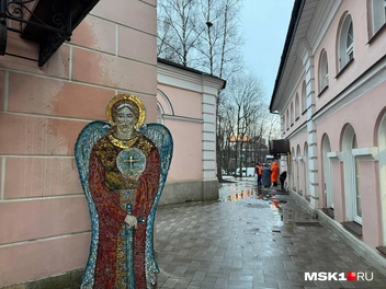 После ворот нужно повернуть направо. На вас будет смотреть мозаичный ангел | Источник: Анастасия Харитонова / MSK1.RU