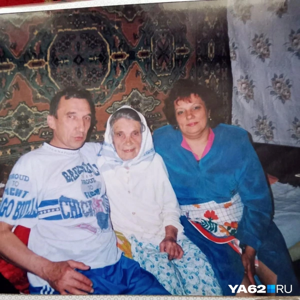 Нина Боровкова с мамой и братом Юрием | Источник: Светлана Коновалова / YA62.RU