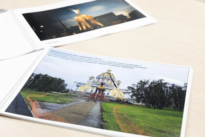 На этой фотографии — фанерный макет будущего монумента. Конструкцию перемещали при помощи крана, чтобы выбрать удачное расположение | Источник: Наталья Лапцевич