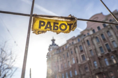 Петербуржец взыскал компенсацию за 263 часа переработки