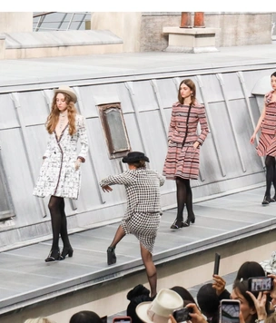 Блогерша влезла и прошлась вместе с моделями по подиуму во время показа Chanel, но ее остановила Джиджи Хадид (видео)