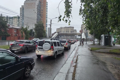 Авария на коллекторе у памятника Славы вызвала транспортный коллапс