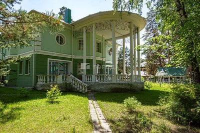 Новосибирске продают «Готовую семейную усадьбу» с конюшней за 97 млн
