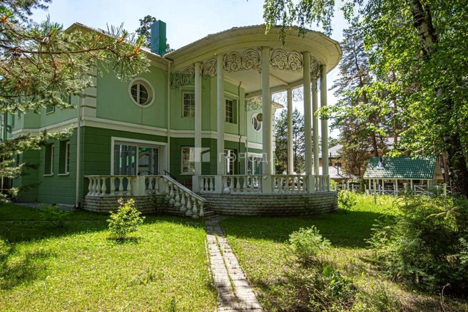 Снаружи дома можно заметить колонны | Источник: «Города Новосибирск» / N1
