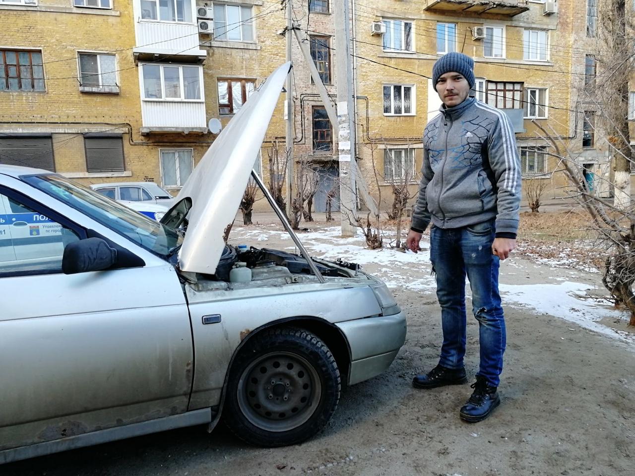 Волгоградец рассказал о попытке спасти рухнувшего с балкона рабочего.  Попытка не увенчалась успехом — рабочий сломал себе позвоночник, упав с  высоты третьего этажа - 26 ноября 2021 - V1.ру