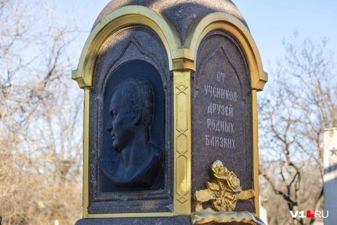 На кладбище говорят, что ученики и друзья Виталия Старикова регулярно приходят к его могиле | Источник: Константин Завриков / V1.RU
