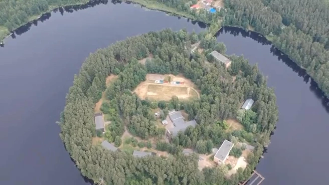 Пионерский лагерь находился посредине острова, который соединялся с землей перешейком | Источник: Илья Макаров / Vk.com